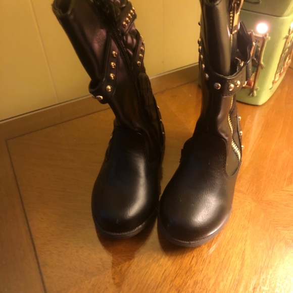 Adorable Little Girl’s Boots - Picture 3 of 4